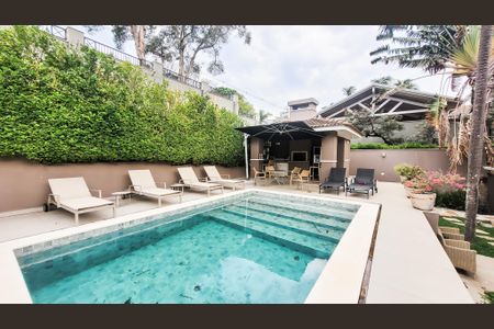 Casa de condomínio à venda com 439m², 4 quartos e 6 vagas Casa de condomínio à venda com 439m², 4 quartos e 6 vagasPiscina