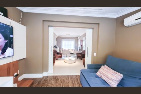 Casa de condomínio à venda com 439m², 4 quartos e 6 vagas Casa de condomínio à venda com 439m², 4 quartos e 6 vagasSala de TV