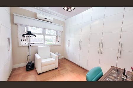 Casa de condomínio à venda com 439m², 4 quartos e 6 vagas Casa de condomínio à venda com 439m², 4 quartos e 6 vagasQuarto 2