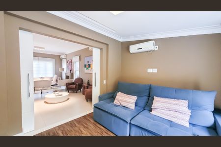 Casa de condomínio à venda com 439m², 4 quartos e 6 vagas Casa de condomínio à venda com 439m², 4 quartos e 6 vagasSala de TV