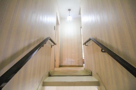 Casa à venda com 138m², 4 quartos e 1 vaga Casa à venda com 138m², 4 quartos e 1 vagaEscada