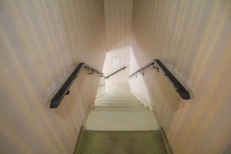 Casa à venda com 138m², 4 quartos e 1 vaga Casa à venda com 138m², 4 quartos e 1 vagaEscada