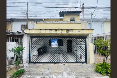 Casa à venda com 110m², 3 quartos e 1 vagaPlaca instalada na fachada do imóvel 