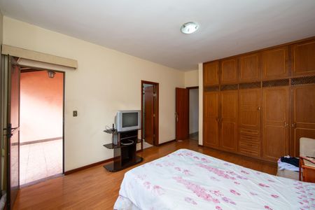 Casa à venda com 400m², 4 quartos e 3 vagas Casa à venda com 400m², 4 quartos e 3 vagasSuíte