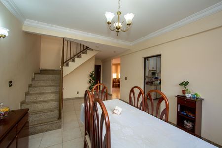 Casa à venda com 400m², 4 quartos e 3 vagas Casa à venda com 400m², 4 quartos e 3 vagasSala