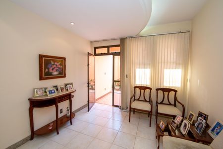 Casa à venda com 400m², 4 quartos e 3 vagas Casa à venda com 400m², 4 quartos e 3 vagasSala