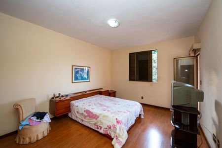 Casa à venda com 400m², 4 quartos e 3 vagas Casa à venda com 400m², 4 quartos e 3 vagasSuíte