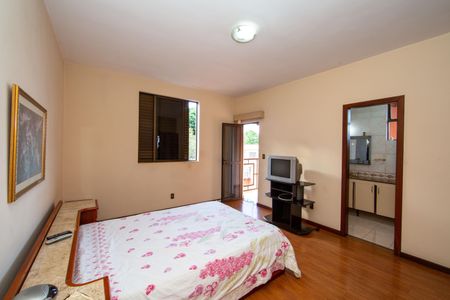 Casa à venda com 400m², 4 quartos e 3 vagas Casa à venda com 400m², 4 quartos e 3 vagasSuíte