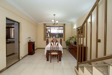 Casa à venda com 400m², 4 quartos e 3 vagas Casa à venda com 400m², 4 quartos e 3 vagasSala