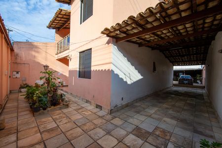 Casa à venda com 400m², 4 quartos e 3 vagas Casa à venda com 400m², 4 quartos e 3 vagasFachada