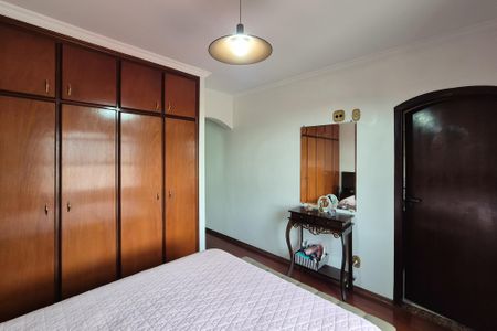 Casa à venda com 242m², 3 quartos e 2 vagasSuíte