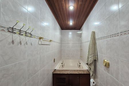 Casa à venda com 242m², 3 quartos e 2 vagasBanheiro da Suíte
