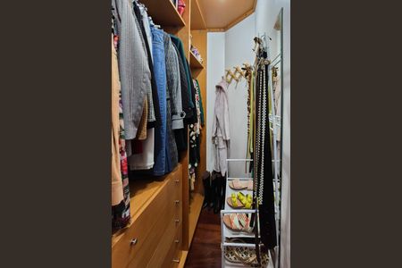 Casa à venda com 242m², 3 quartos e 2 vagasSuíte - closet