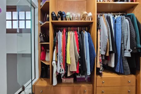 Casa à venda com 242m², 3 quartos e 2 vagasSuíte - closet