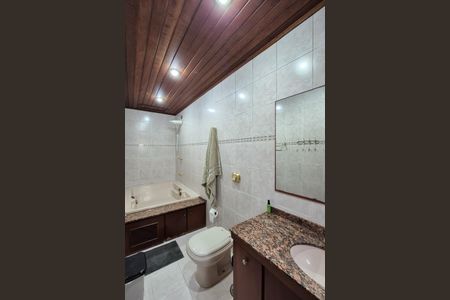 Casa à venda com 242m², 3 quartos e 2 vagasBanheiro da Suíte