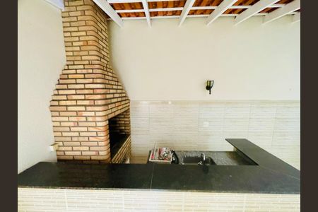Casa de condomínio à venda com 210m², 3 quartos e 3 vagas Casa de condomínio à venda com 210m², 3 quartos e 3 vagasChurrasqueira