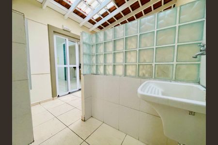 Casa de condomínio à venda com 210m², 3 quartos e 3 vagas Casa de condomínio à venda com 210m², 3 quartos e 3 vagasÁrea de Serviço