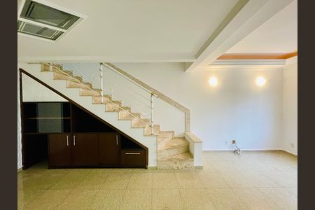 Casa de condomínio à venda com 210m², 3 quartos e 3 vagas Casa de condomínio à venda com 210m², 3 quartos e 3 vagasSala