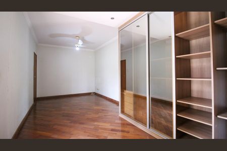 Casa à venda com 243m², 3 quartos e 5 vagas Casa à venda com 243m², 3 quartos e 5 vagasSuíte