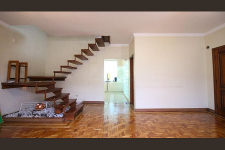 Casa à venda com 243m², 3 quartos e 5 vagas Casa à venda com 243m², 3 quartos e 5 vagasSala