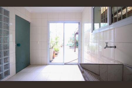 Casa à venda com 243m², 3 quartos e 5 vagas Casa à venda com 243m², 3 quartos e 5 vagasÁrea de Serviço