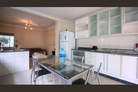 Casa à venda com 243m², 3 quartos e 5 vagas Casa à venda com 243m², 3 quartos e 5 vagasCozinha