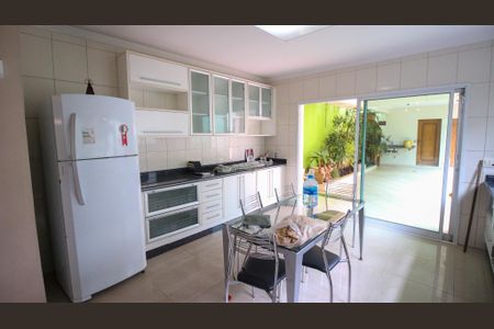 Casa à venda com 243m², 3 quartos e 5 vagas Casa à venda com 243m², 3 quartos e 5 vagasCozinha