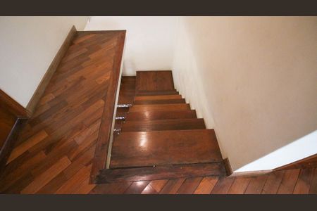 Casa à venda com 243m², 3 quartos e 5 vagas Casa à venda com 243m², 3 quartos e 5 vagasEscada