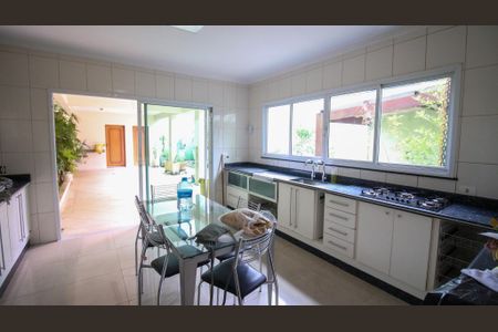 Casa à venda com 243m², 3 quartos e 5 vagas Casa à venda com 243m², 3 quartos e 5 vagasCozinha