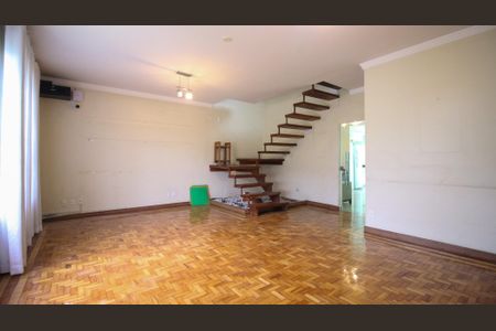 Casa à venda com 243m², 3 quartos e 5 vagas Casa à venda com 243m², 3 quartos e 5 vagasSala
