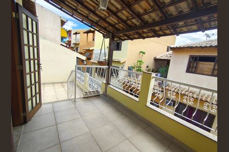 Casa de condomínio à venda com 172m², 3 quartos e 2 vagas Casa de condomínio à venda com 172m², 3 quartos e 2 vagasVaranda