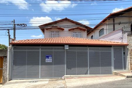 Casa à venda com 75m², 3 quartos e 1 vaga Casa à venda com 75m², 3 quartos e 1 vagaFachada