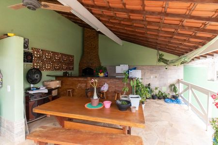 Casa à venda com 247m², 3 quartos e 5 vagas Casa à venda com 247m², 3 quartos e 5 vagasÁrea externa