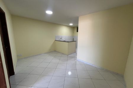 Sala/Cozinha de kitnet/studio para alugar com 2 quartos, 56m² em Galeão, Rio de Janeiro