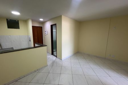 Sala/Cozinha de kitnet/studio para alugar com 2 quartos, 56m² em Galeão, Rio de Janeiro