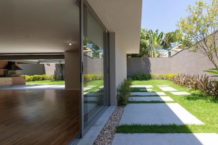 Casa à venda com 370m², 5 quartos e 6 vagasFoto 02