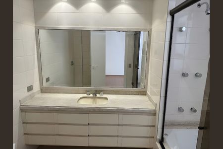 Apartamento para alugar com 216m², 3 quartos e 3 vagas Apartamento para alugar com 216m², 3 quartos e 3 vagasBanheiro da Suíte