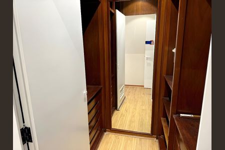 Apartamento para alugar com 216m², 3 quartos e 3 vagas Apartamento para alugar com 216m², 3 quartos e 3 vagasCloset da Suíte