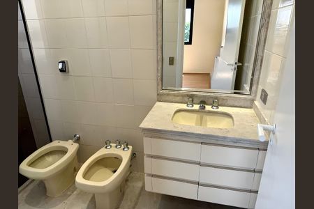 Apartamento para alugar com 216m², 3 quartos e 3 vagas Apartamento para alugar com 216m², 3 quartos e 3 vagasBanheiro da Suíte 2