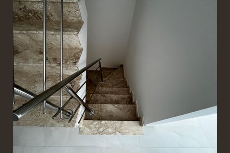 Casa à venda com 120m², 3 quartos e 2 vagasEscada