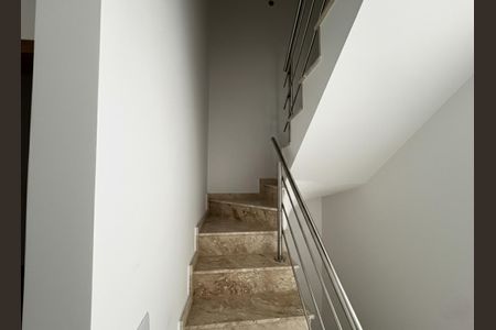 Casa à venda com 120m², 3 quartos e 2 vagas Casa à venda com 120m², 3 quartos e 2 vagasEscada