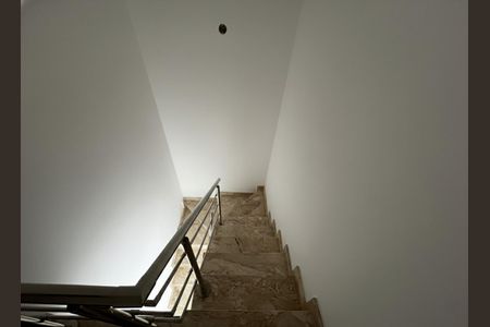Casa à venda com 120m², 3 quartos e 2 vagas Casa à venda com 120m², 3 quartos e 2 vagasEscada