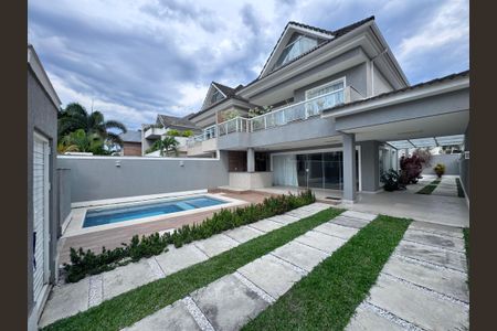 Casa de condomínio para alugar com 350m², 5 quartos e 5 vagas Casa de condomínio para alugar com 350m², 5 quartos e 5 vagasÁrea externa