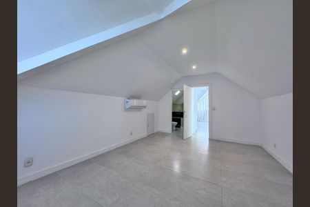 Casa de condomínio para alugar com 350m², 5 quartos e 5 vagas Casa de condomínio para alugar com 350m², 5 quartos e 5 vagasSótão