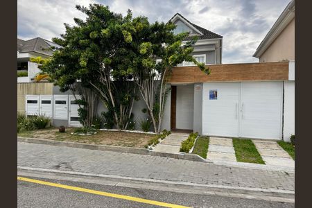 Casa de condomínio para alugar com 350m², 5 quartos e 5 vagas Casa de condomínio para alugar com 350m², 5 quartos e 5 vagasFachada