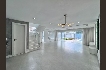 Sala de casa de condomínio para alugar com 5 quartos, 350m² em Recreio dos Bandeirantes, Rio de Janeiro