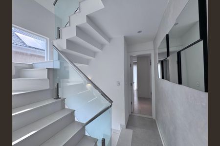 Casa de condomínio para alugar com 350m², 5 quartos e 5 vagas Casa de condomínio para alugar com 350m², 5 quartos e 5 vagasEscada