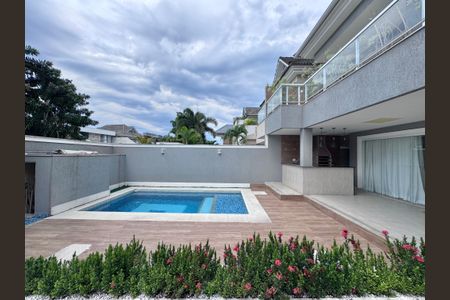 Casa de condomínio para alugar com 350m², 5 quartos e 5 vagas Casa de condomínio para alugar com 350m², 5 quartos e 5 vagasÁrea externa