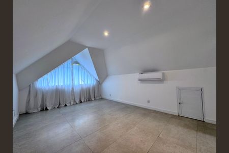 Casa de condomínio para alugar com 350m², 5 quartos e 5 vagas Casa de condomínio para alugar com 350m², 5 quartos e 5 vagasSótão