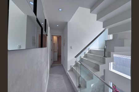 Casa de condomínio para alugar com 350m², 5 quartos e 5 vagas Casa de condomínio para alugar com 350m², 5 quartos e 5 vagasEscada